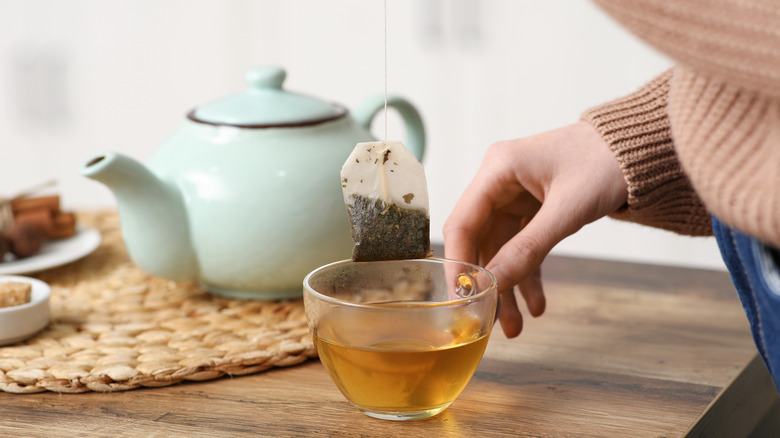 Preparando una taza de té